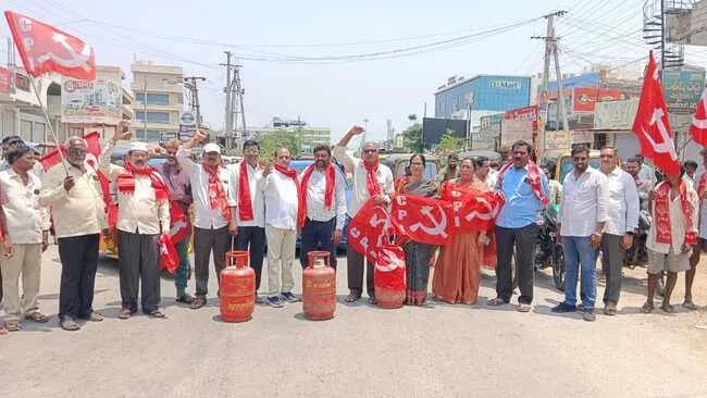 పెంచిన గ్యాస్‌ ధర తగ్గించాలి