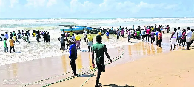 రాకాసి అలలకు బోటు ధ్వంసం 