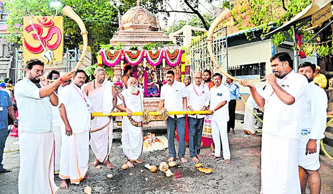 వైభవంగా వెండి రథోత్సవం