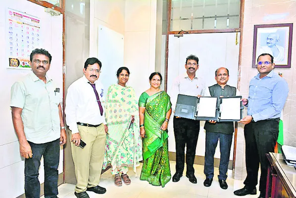 విశాఖ మహిళా కళాశాలకు హెచ్‌పీసీఎల్‌ విరాళం 