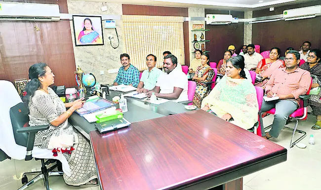 ‘టైలరింగ్‌ హబ్‌’లు ఏర్పాటు చేయాలి