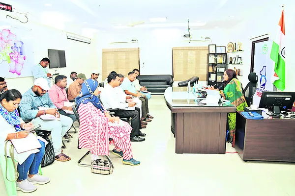 దరఖాస్తులు పరిష్కరించాలి
