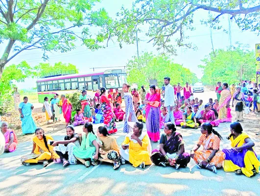 బస్సులు రావడం లేదని రోడ్డెక్కారు 
