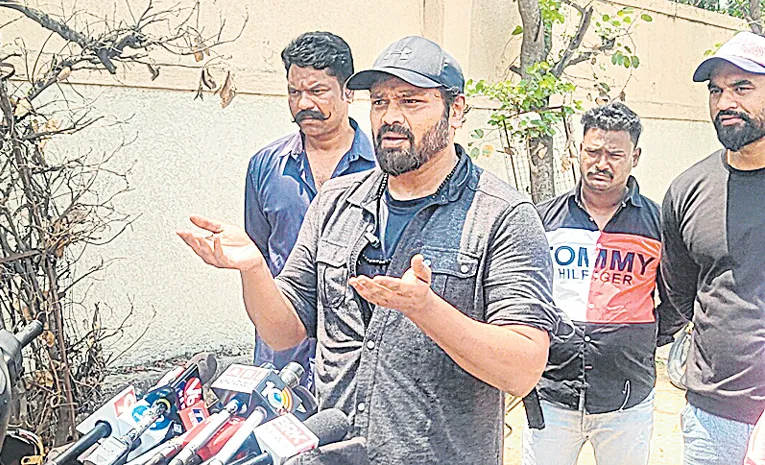 Manchu Manoj Stages Dharna Outside Father Mohan Babu House