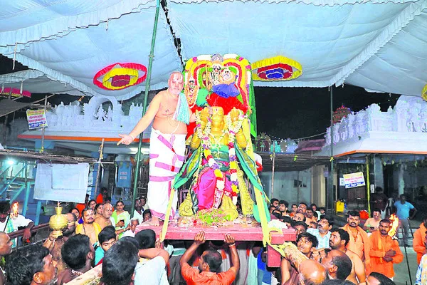 హనుమ వాహనంపై రాములోరు