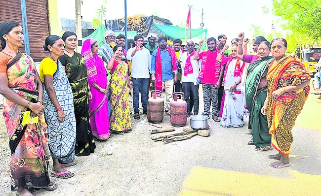 వంట గ్యాస్‌ ధర పెంపుపై సీపీఎం నిరసన