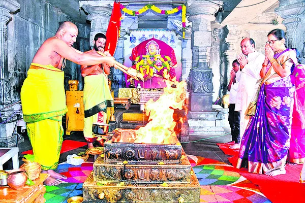 ఇందిరమ్మ ఇళ్ల నిర్మాణాల్లో వేగం పెంచండి  