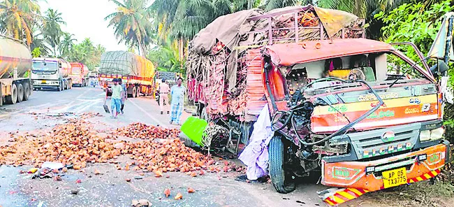 ఎదురెదురుగా ఢీకొన్న లారీ, వ్యాన్‌