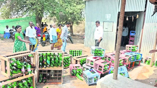 కల్లుదుకాణంపై  ఎన్‌ఫోర్స్‌మెంట్‌ అధికారుల దాడి 

