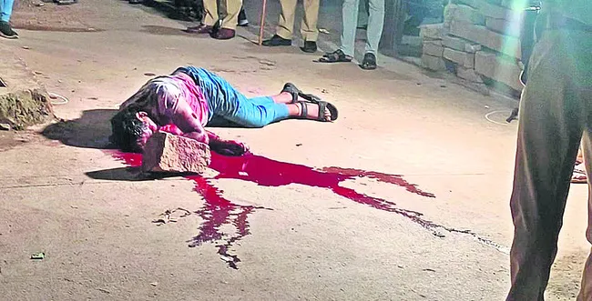 పాత కక్షలతో వ్యక్తి దారుణ హత్య