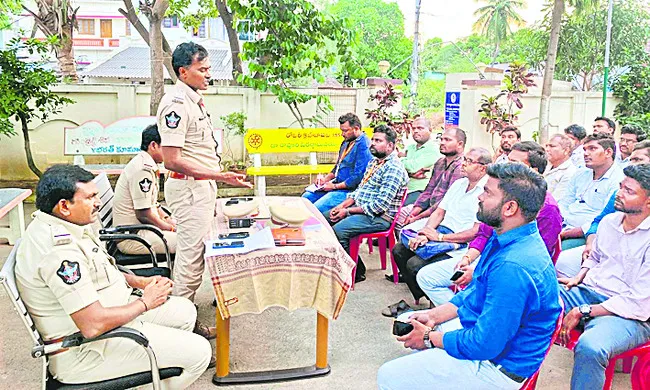 వసూళ్ల పేరిట వేధింపులకు గురిచేస్తే చర్యలు 