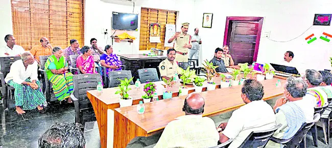 సమస్యలను చట్టప్రకారం పరిష్కరించుకోండి 