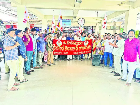 సమస్యలు తక్షణమే పరిష్కరించాలి 