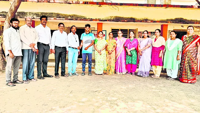 జాతీయ సెపక్‌ తక్రా పోటీలకు దేవరాపల్లి విద్యార్థి 
