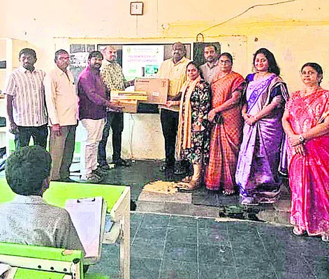 జెడ్పీ ఉన్నత పాఠశాలకు కంప్యూటర్‌ వితరణ 