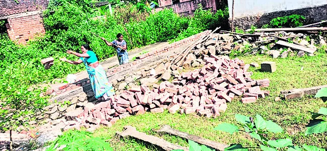 ఇంటి పునాదుల ధ్వంసంపై ఫిర్యాదు 