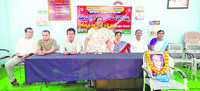 కార్పొరేటర్లకు రూ.లక్షల కోట్లు మాఫీ 