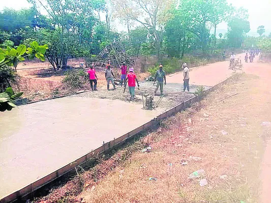 ● రోడ్డు మీద రోడ్డు..
