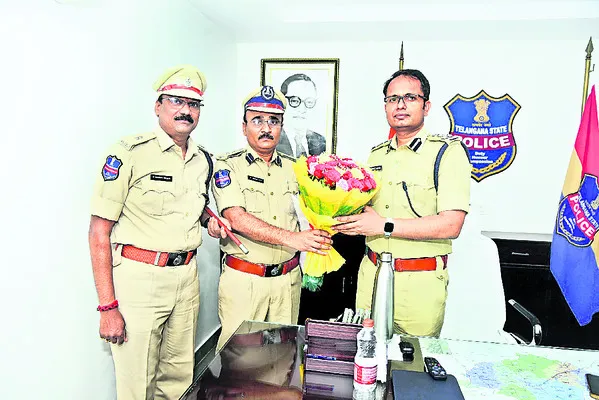సీపీని కలిసిన అటవీ,  ఎకై ్సజ్‌ అధికారులు

