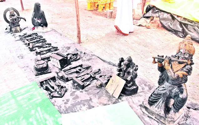 వైభవంగా విగ్రహ ప్రతిష్ఠాపన పూజలు
