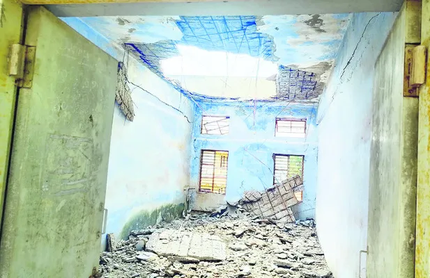పీజీ సెంటర్‌లో కూలుతున్న అకడమిక్‌ బ్లాక్‌ భవనం 