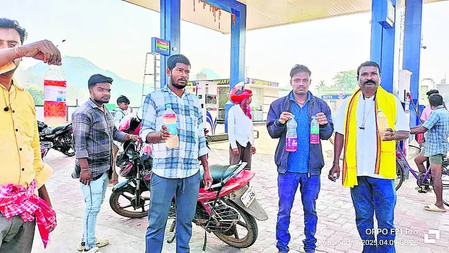 పెట్రోల్‌ బంకులో మోసాలపై ఆందోళన 