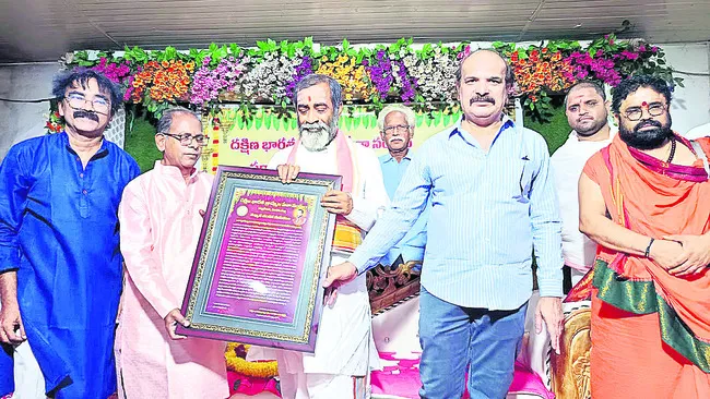 స్వగ్రామంలో సామవేదం షణ్ముఖశర్మకు ఆత్మీయ సత్కారం 