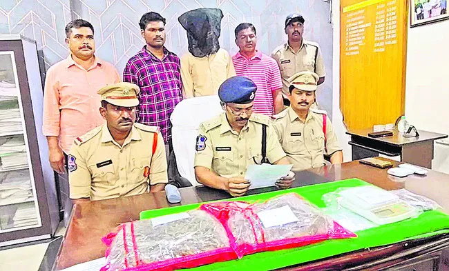 కిలోల కొద్దీ తీసుకొచ్చి.. ప్యాకెట్లుగా చేసి.. 