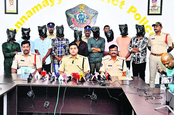 గ్యాంగ్‌ల భరతం పడతాం 