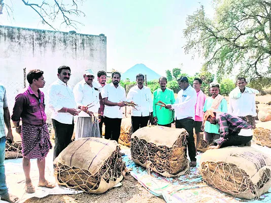 దళారులకు పక్షపాత వైఖరి తగదు