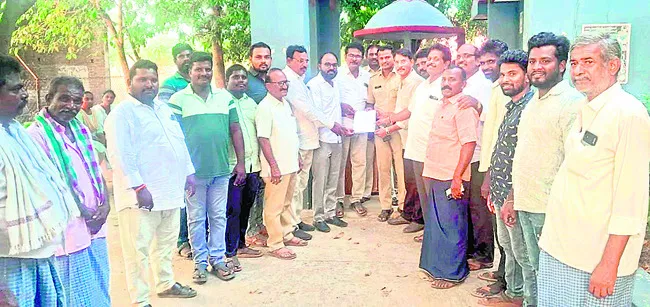 భారతమ్మపై అనుచిత వ్యాఖ్యలు 