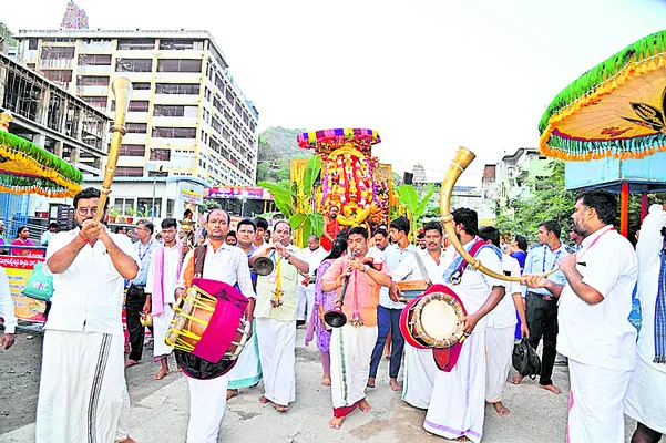 రావణ వాహనంపై ఆది దంపతులు 