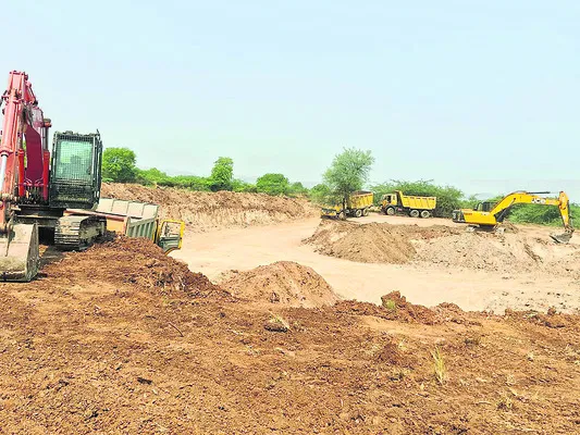 అనుమతులు లేకుండా ఇష్టానుసారంగా తవ్వకాలు 