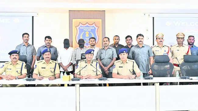 హాషిష్‌ ఆయిల్‌ తరలిస్తున్న ఇద్దరు అరెస్ట్‌