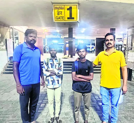 తల్లిదండ్రులకు  విద్యార్థుల అప్పగింత 