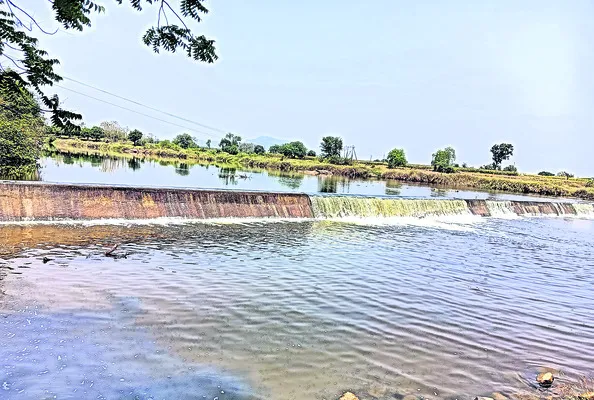 మండుటెండలో.. మత్తడి
