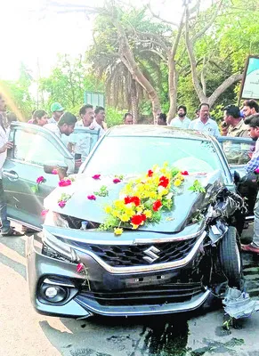 లారీని ఢీకొన్న పెళ్లి కారు
