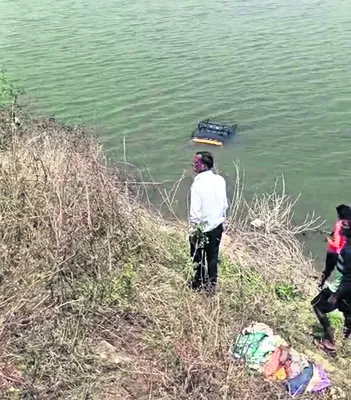 పొన్నకల్‌ చెరువులో ఆటో బోల్తా 