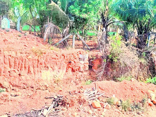 కాంట్రాక్టు పనుల కోసం.. కల్వర్టును కూల్చిన ఘనుడు