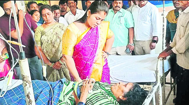కాళ్లుపట్టుకుంటేనే ఉపాధి పని