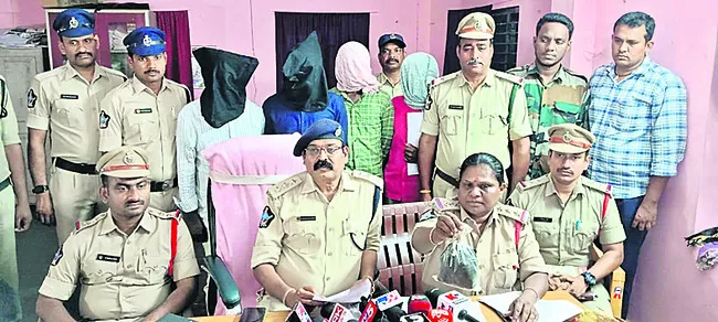 గంజాయి తరలిస్తున్న నలుగురి అరెస్ట్‌ 