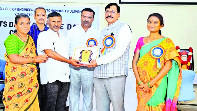 ఉద్యోగాలు కల్పించే స్థాయికి చేరుకోవాలి 