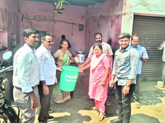 పరిసరాలను శుభ్రంగా ఉంచుకోవాలి 