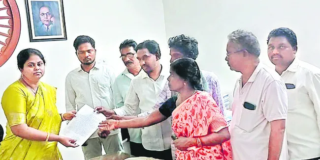 బొబ్బర్లంక ఎస్టీ కాలనీ కుటుంబాలను ఆదుకోవాలి 