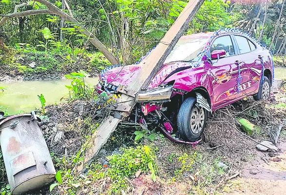 స్తంభాన్ని ఢీకొట్టిన కారు 
