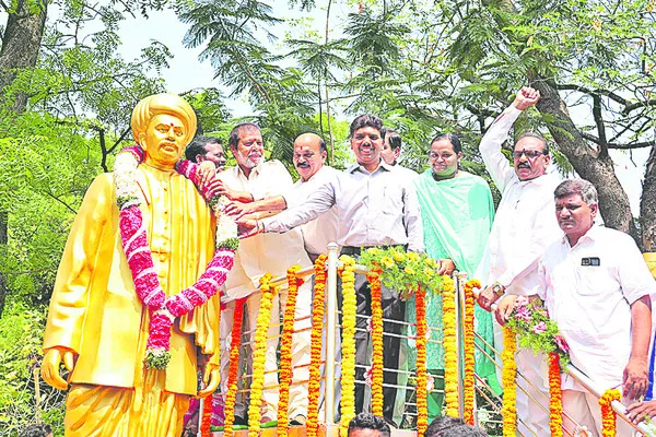 మహిళా విద్యకు ఆద్యుడు పూలే