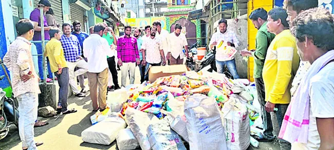 1110 కేజీల నిషేధిత ప్లాస్టిక్ సామగ్రి సీజ్