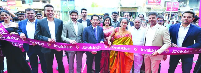 ‘అనంత’లో జోయాలుక్కాస్‌ షోరూం ప్రారంభం 