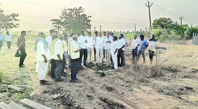 కన్నేసి.. కబ్జాకు యత్నించి! 