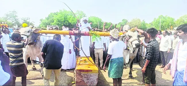 హోరాహోరీగా రాతిదూలం లాగుడు పోటీలు 